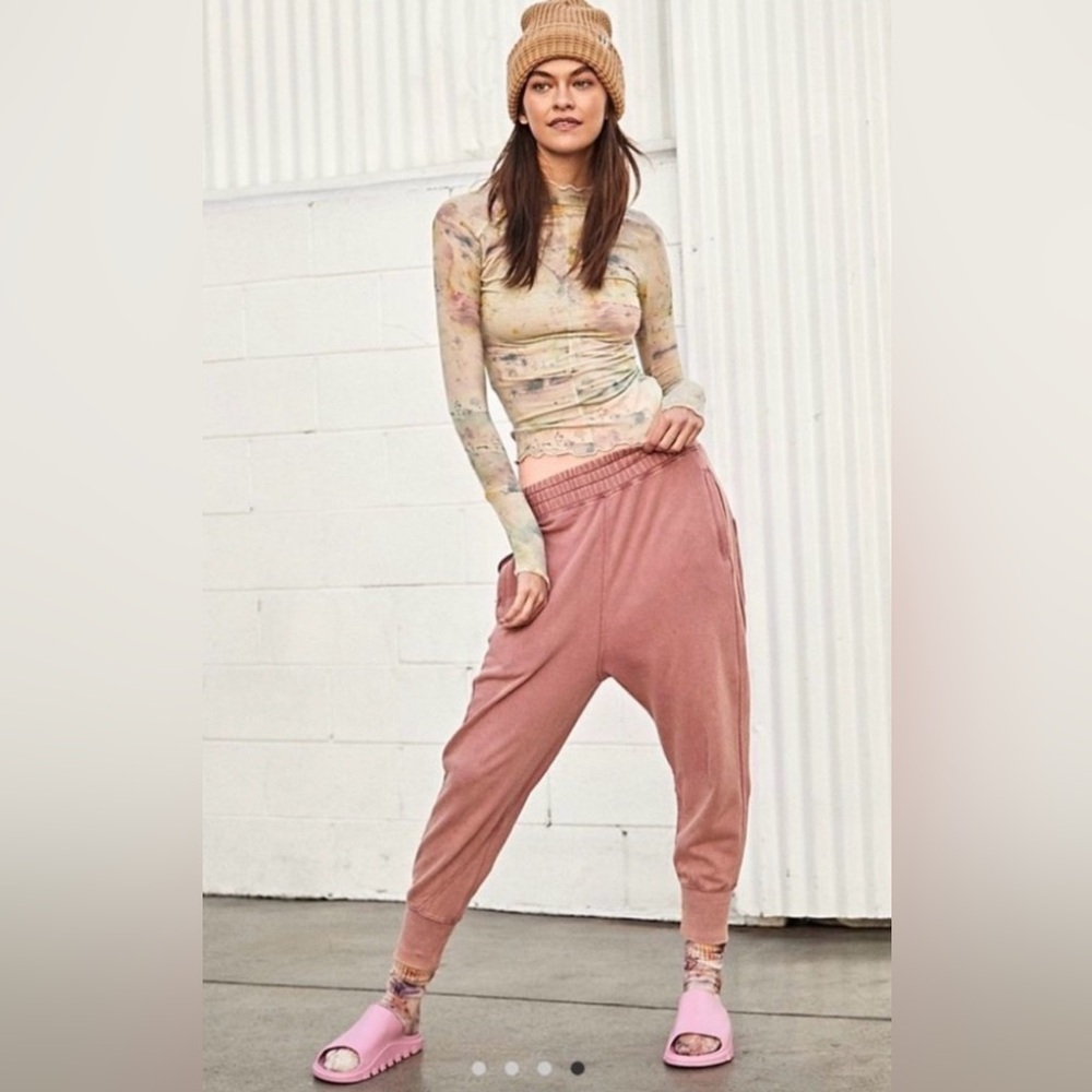 Free People June Bug Jogger Harem
High Rise Sweatpants in Mauve Merlot
Pink XS